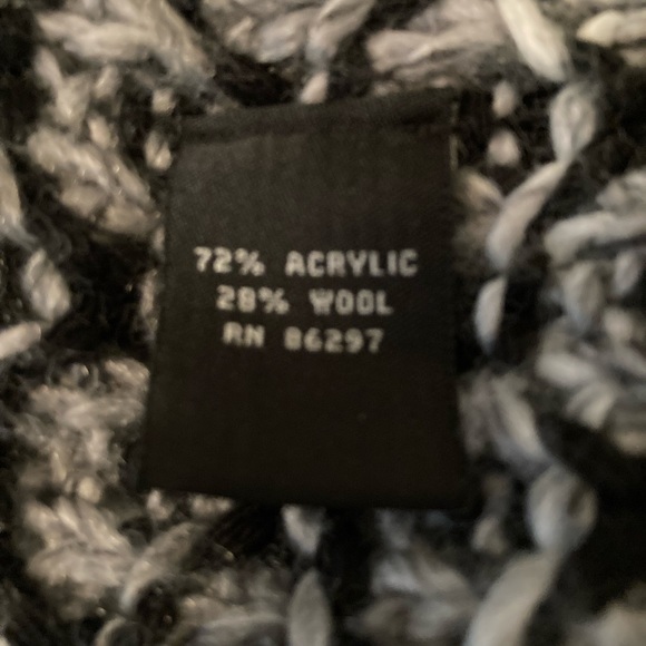 BCBG Sweater/Poncho 72%Arcylic 28% Wool - Picture 6 of 6